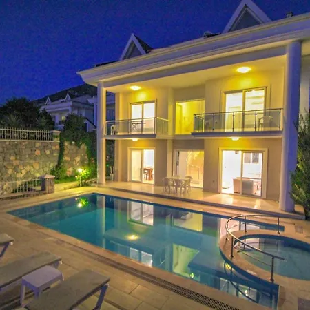 Solo - Adel Villa, 4 Bedroom Private At *