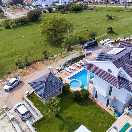 Vila Solo - Adel Villa, 4 Bedroom Private At *